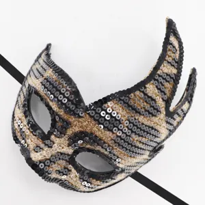 Exquisite Pailletten Maskerade Maske mit Tierprint und geschwungenen Hörnern im Detail.