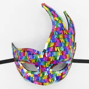 Detailansicht der bunten Pailletten-Maske mit funkelnder Textur und geschwungenem Design.