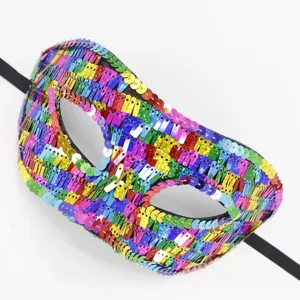 Detailansicht der bunten Pailletten Maskerade Augenmaske, ideal für Party Requisiten und Halloween.