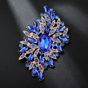 Nahaufnahme der großen blauen Strassbrosche, exquisites goldenes Blatt-Detaildesign.