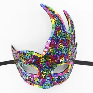 Detailansicht der bunten Pailletten-Maskerade-Maske mit Flammendesign fur Partys.
