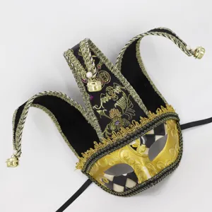 Vue détaillée d'un masque de jester noir et doré avec cloches, parfait pour les fêtes d'Halloween.