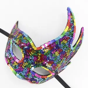 Nahaufnahme der farbenfrohen Pailletten Maske mit einzigartigem Flammen Horn Design.