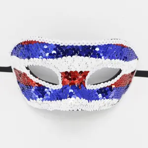Pailletten Maske Detailaufnahme, rot weisse blaue Augenmaske für Halloween Kostümparty Karneval.