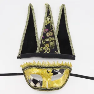Vue détaillée de l'ensemble de costume de chapeau de bouffon et de masque vénitien de fête.