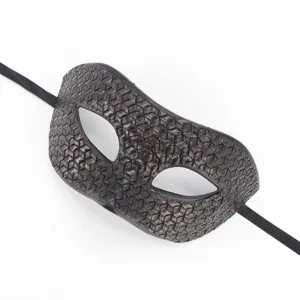 Vue détaillée du masque de mascarade vénitien, texture cuir rétro avec lanières noires.