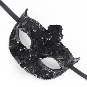Nahaufnahme einer schwarzen Pailletten Maske mit Band, Detail und Textur für Party Kostüme.