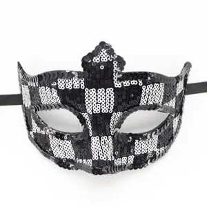 Detailaufnahme einer schwarz-weißen Pailletten-Maskenball-Maske mit Krone und Halteband.