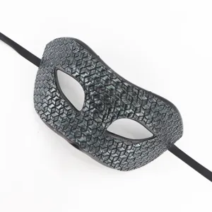 Gros plan de détail du masque de bal masqué vénitien vintage avec surface texturée et sangle.