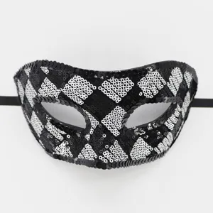 Nahaufnahme Detail einer schwarz-weißen Pailletten Maskenball Augenmaske für Party.