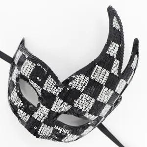 Schwarz-weiße Pailletten Maske mit Flammen Horn Design, perfekt für Halloween Kostüm Party.