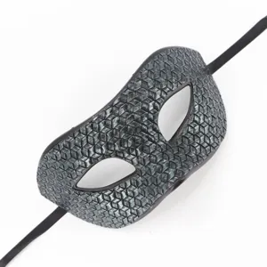 Vue détaillée du masque de mascarade en cuir noir rétro avec une texture tissée pour la fête.