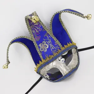 Vue détaillée du masque de bouffon vénitien en velours bleu avec clochettes dorées pour fête.