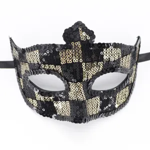 Nahaufnahme Detail der schwarz-goldenen Pailletten Maske für Maskenball und Party Kostüm.