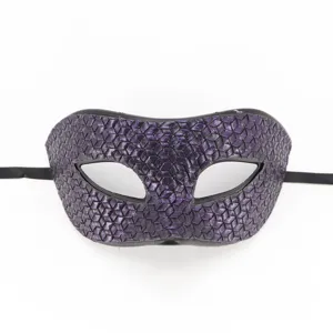 Masque de bal masqué texturé violet vue de détail, masque de fête vénitien avec rubans