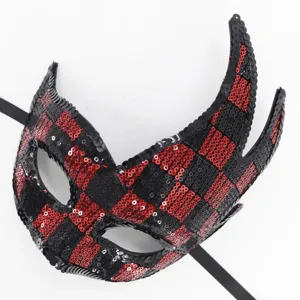 Detailansicht der schwarz-roten Pailletten-Maske mit Teufelshörnern für Party und Karneval.