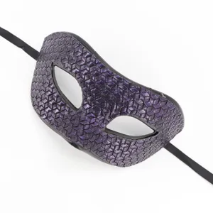 Gros plan détaillé du masque de bal vénicien texturé violet avec une sangle élastique noire.