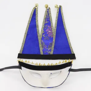 Ensemble chapeau de jouteur et masque d'Halloween avec clochettes pour fete de costume.