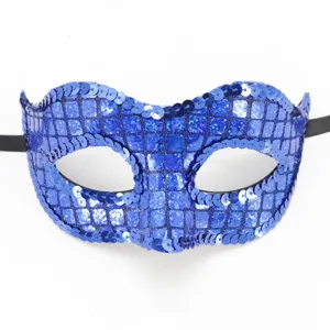 Dettaglio maschera da festa in paillettes blu, texture brillante primo piano, supporto festa