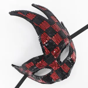 Detaillierte Nahaufnahme der schwarz-roten Pailletten-Maskerade-Party-Maske mit geschwungenen Hörnern.