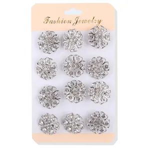 Set di spille con fiori in strass argentati su cartoncino, accessori eleganti donna.