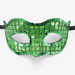 Primo piano sui dettagli della texture della maschera di carnevale con paillettes verdi.