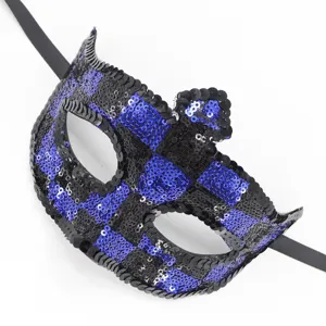 Schwarze blaue Pailletten Maskerade Maske Detailansicht für Halloween Party Kostüm.