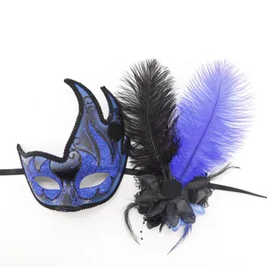 Exquisita máscara de mascarada de plumas con purpurina azul y plumas para fiesta.