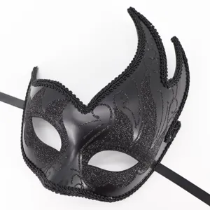 Detail zwarte glitter masquerade oogmasker, elegante feest kostuum accessoire voor event.