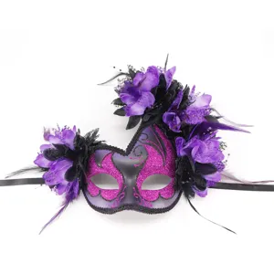 Paars zwart masquerade masker met mooie bloemen en veren voor Halloween feest kostuum