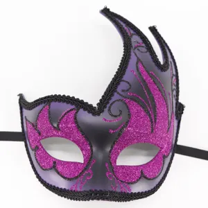 Paarse glitter masquerade masker met uniek zijontwerp voor Halloween en feestdagen.