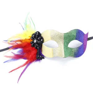 Détail de masque de bal arc-en-ciel, avec plumes colorées vibrantes et fleur de perles noires.