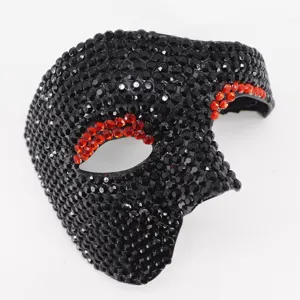 Exquisita máscara de mascarada de media cara con diamantes de imitación negros y rojos.