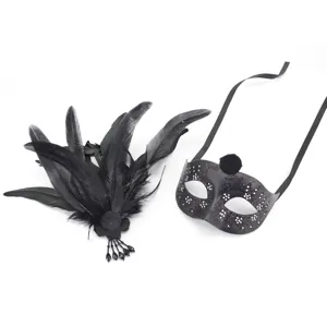 Dettaglio del set maschera e piume nere con dettagli glitterati e soffice pompon decorativo.