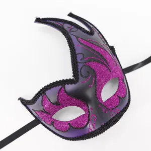 Paarse glitter masquerade masker voor Halloween feest, stijlvolle vlinder oogmasker voor carnaval.
