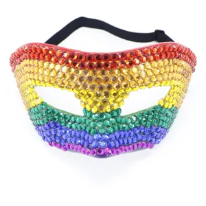 Mascara de carnaval con diamantes de imitacion arcoiris para fiestas y eventos.