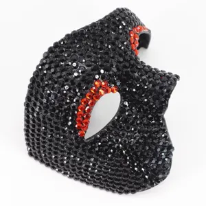 Detalle de máscara de mascarada de media cara con diamantes de imitación para fiestas.