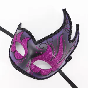 Detailweergave van paars glittermasker voor feestjes met zwarte kanten rand en mooi design.