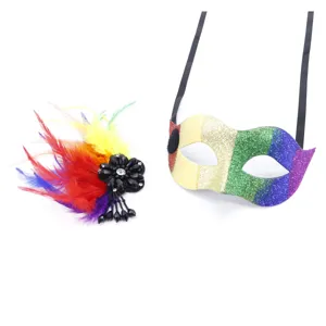 Vue détaillée de l'ensemble masque de bal masqué à paillettes arc-en-ciel et pinces à cheveux.