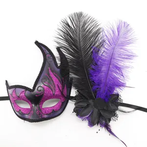 Máscara de mascarada de plumas con purpurina morada y adorno floral negro para fiesta.