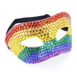 Máscara de mascarada de arco iris con pedrería brillante para fiesta carnaval festival.