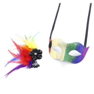 Masque de mascarade arc-en-ciel et bel accessoire cheveux plumes pour fête carnaval.