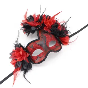 Rood zwarte masquerade masker met bloemen en veren voor Halloween cosplay feestje