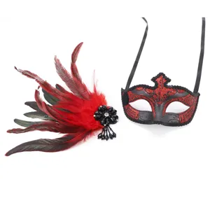 Close-up details van rood-zwarte maskerbal set met veren en sprankelende glitter.