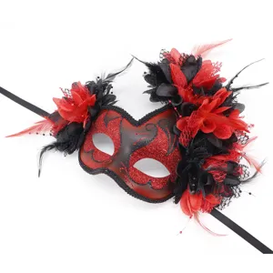 Maskerade masker detail, rood zwart glitter bloem veer ontwerp voor Halloween feest.