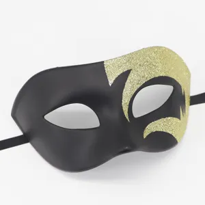 Detailopname van het elegante zwarte masker met gouden glitterdetails en een band.