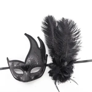 Máscara de mascarada negra con detalle de pluma y flor, perfecta para fiestas de Halloween.