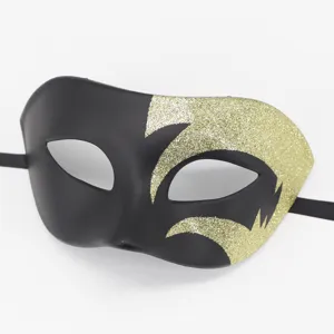 Gedetailleerd close-up overzicht van het elegante zwart-gouden glitters masker voor feest.