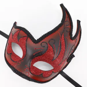 Detailopname van rood-zwarte glinsterende masker met fijne kanten rand voor feestjes.