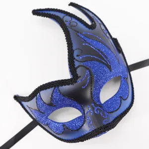 Gedetailleerde close-up van het prachtige blauwe masker met glitters en zwarte rand.